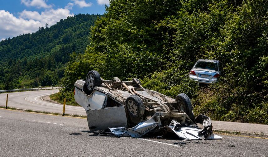 Kastamonu'da can pazarı: Biri takla attı, diğeri şarampole uçtu