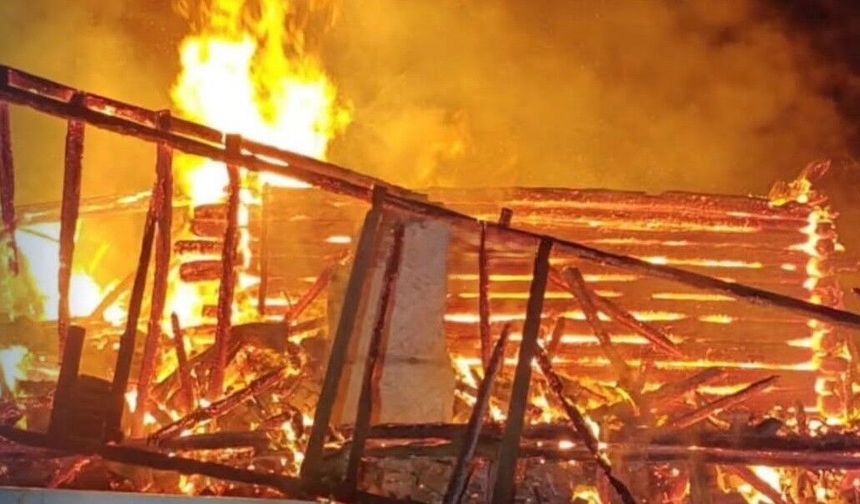 Kastamonu’da 5 kişilik ailenin evi küle döndü
