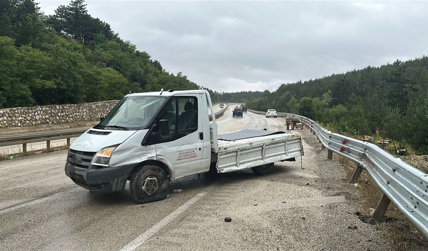 Kastamonu'da savrulan arı yüklü kamyonet bariyerlere çarptı