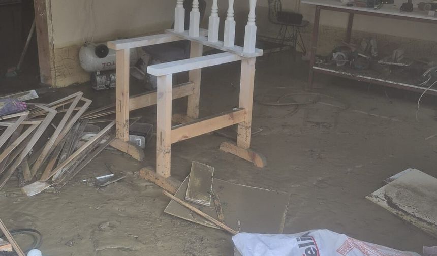Cide'de sel mağduru esnaf yaşadıklarını anlattı: "Emek verdiğim işler çöp oldu"