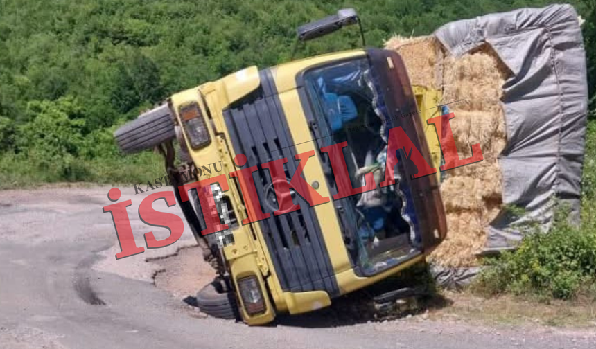Cide’de virajı alamayan saman yüklü kamyon devrildi