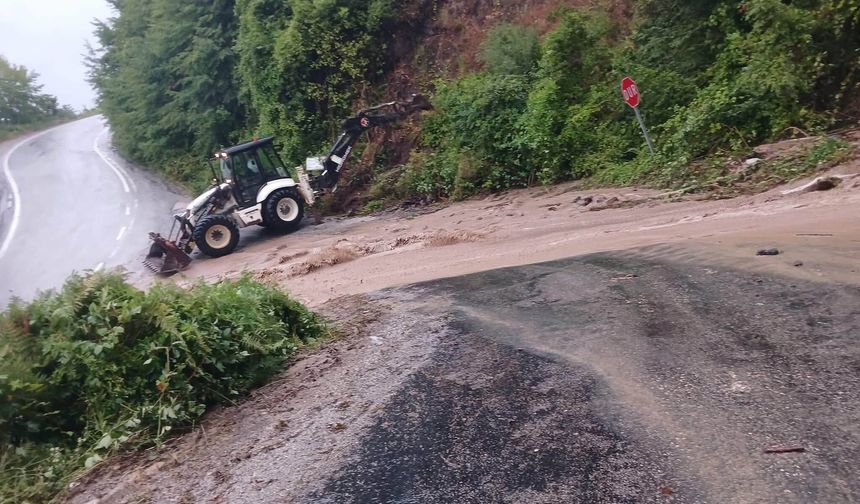Doğanyurt’ta aşırı yağış köy yolunu kapattı