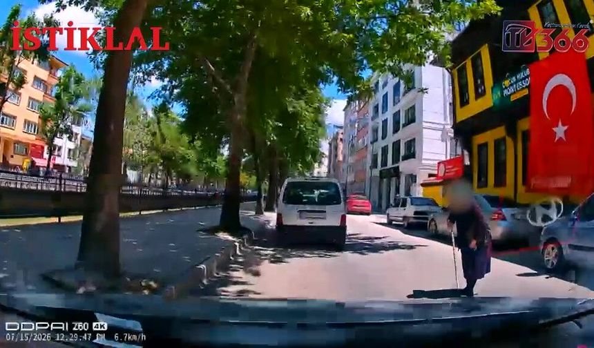 Elindeki değnekle trafiği durdurup para istiyor