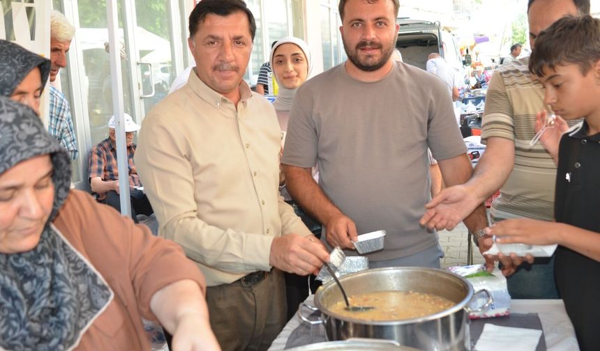 Hanönü AK Parti’den pazarda aşure dağıttı
