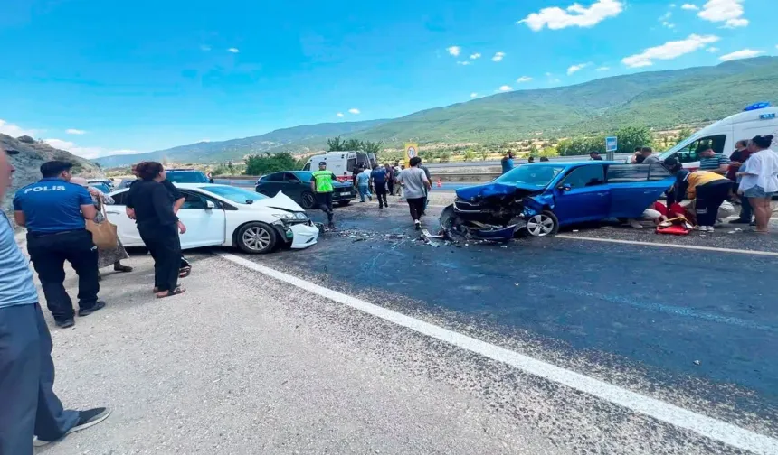 Hanönü’nde iki otomobil çarpıştı: Yaralılar var!
