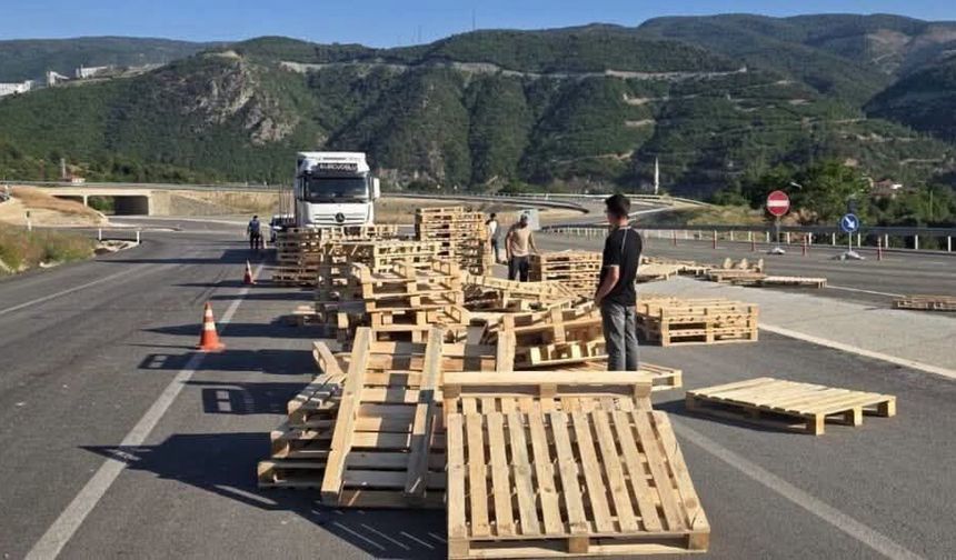 Hanönü'de tır yola tehlike saçtı
