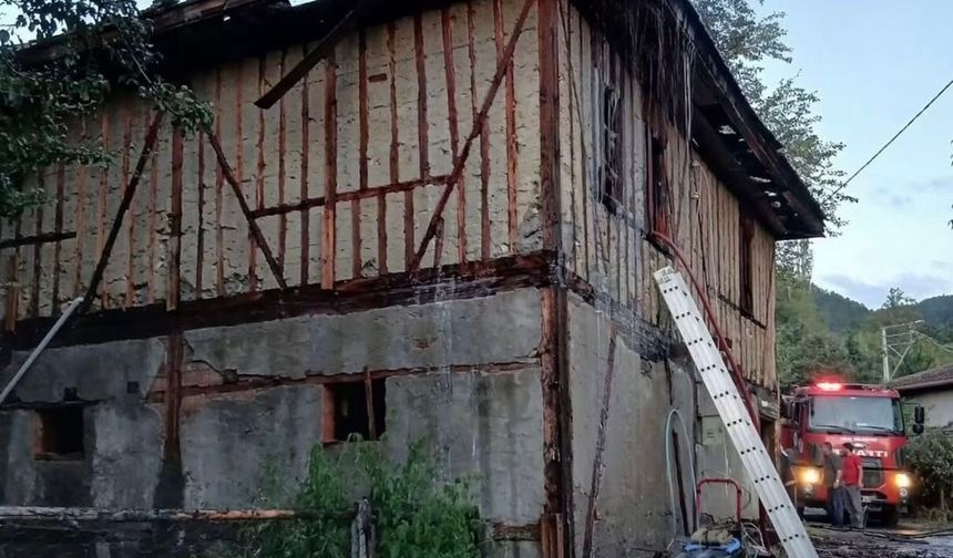 Kastamonu’da köy evi alevlere teslim oldu
