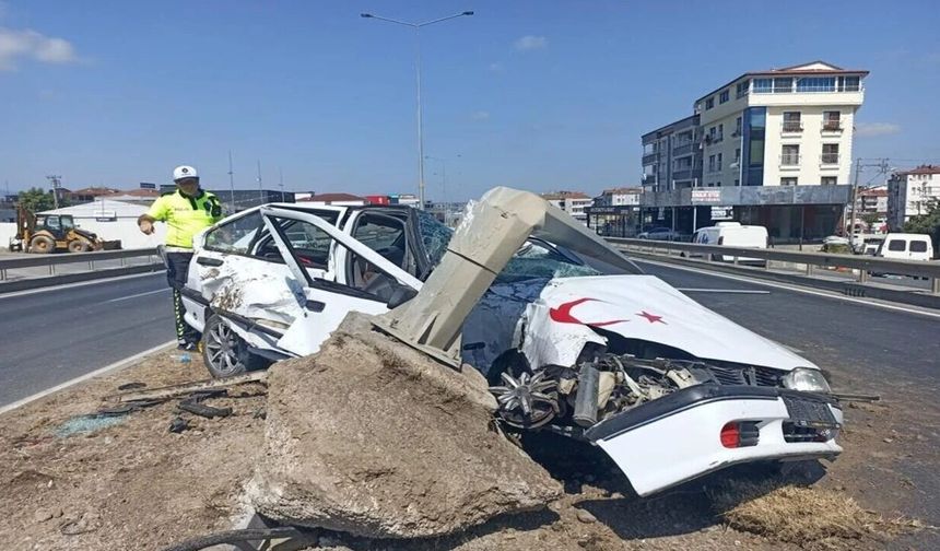 Kastamonu plakalı otomobil Bafra’da feci şekilde kaza yaptı