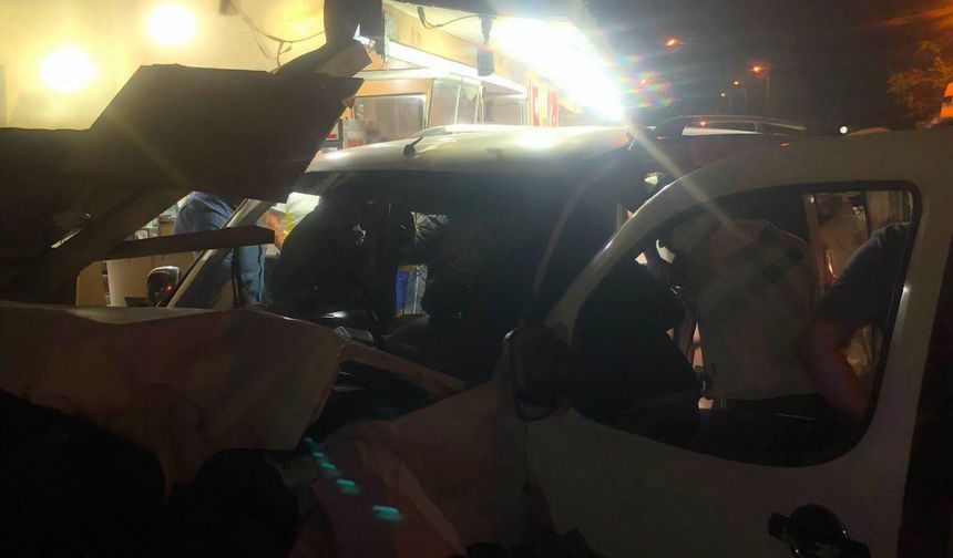 Kastamonu'da ticari araç köy kahvesine daldı: 2 yaralı!