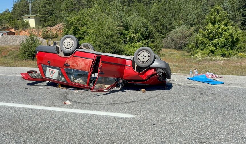 Kastamonu yolunda can pazarı: Bariyerlere çarpıp takla attı