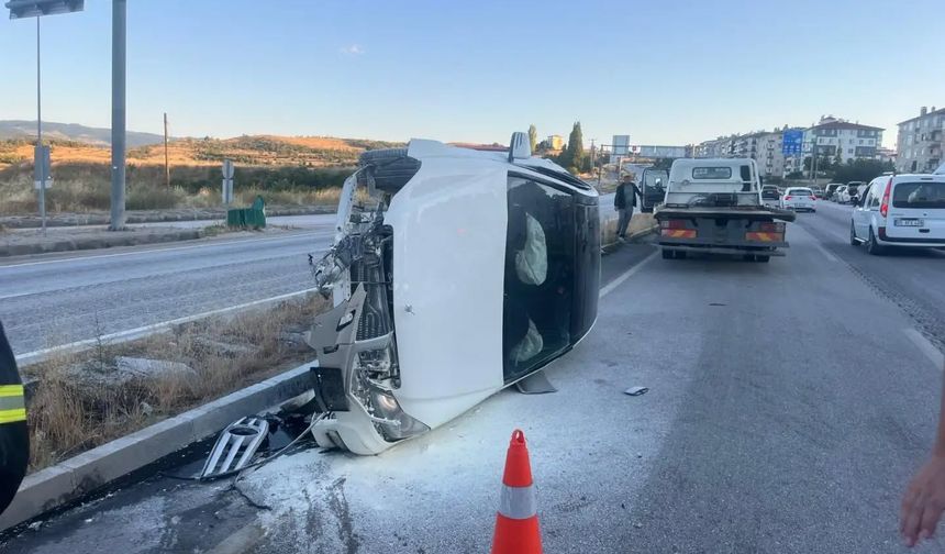 Kastamonu'da refüje çarpan otomobil yan yattı