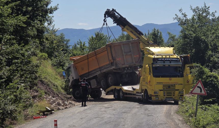 Kastamonu'da freni patlayan hafriyat kamyonu devrildi