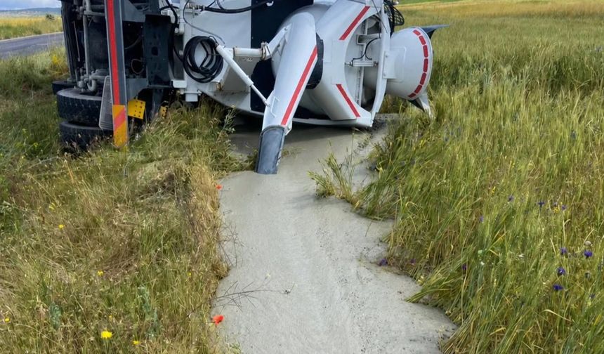 Kastamonu'da korkutan kaza: Beton mikseri devrildi!