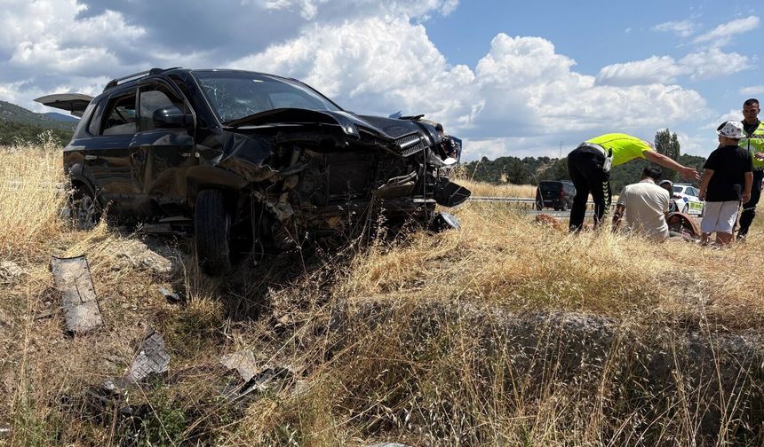 Kastamonu’da refüje çarpan cip metrelerce sürüklendi: 5 yaralı