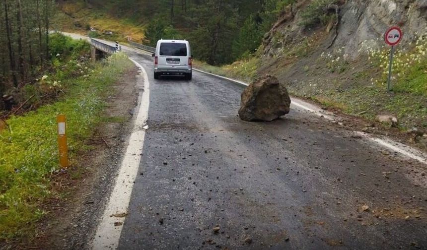 Taş ve kaya parçaları yola düştü: Sürücüler uyarıldı