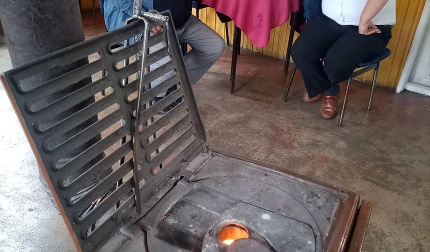 Temmuz ortasında sobaya dönüş! Küre'de soğuk hava sobaları yaktırdı