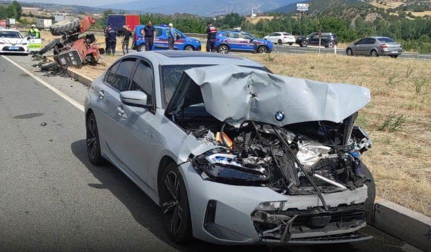 Tosya’da D100’de kaza! Traktör ile otomobil çarpıştı