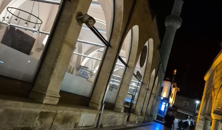 Cemaat ve ziyaretçiler tepkili: Nasrullah Camii’nde koku çilesi!