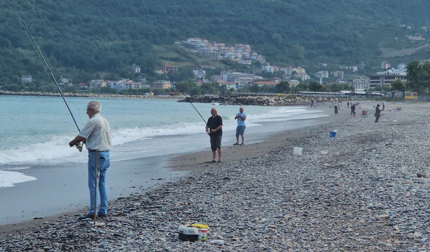 Cide'de oltasını kapan deniz kenarına koştu