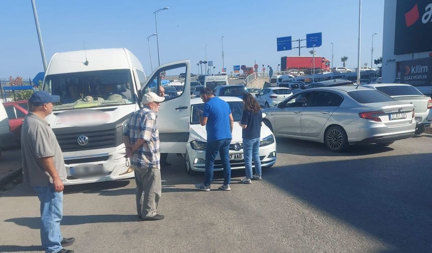 Yol kenarında açılan kapı kazaya yol açtı