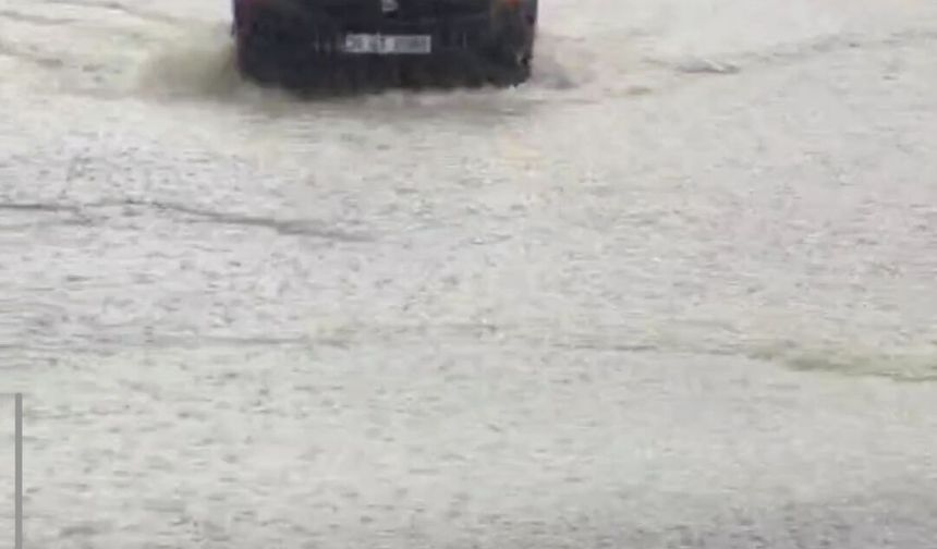 Kastamonu'da ani bastıran sağanak ile sel suya karıştı