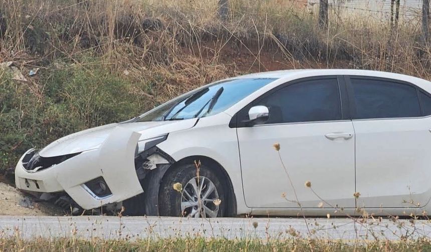 Kanlıgöl’de otomobil su kanalına düştü: 2 yaralı