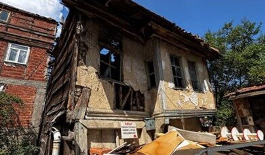 Kastamonu Belediyesi tehlike saçan metruk binayı yıkacak!