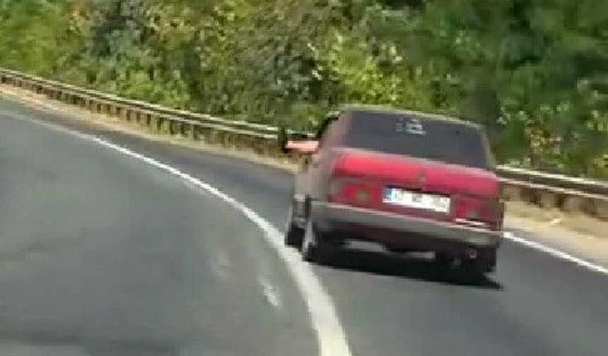 Kastamonu plakalı otomobilde akılalmaz sürüş: 'Ayağı camda'