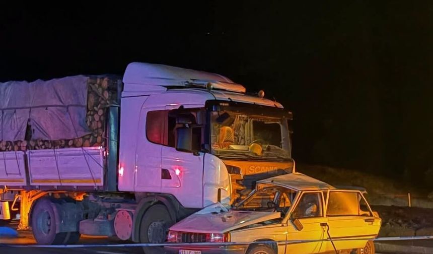 Kastamonu'da feci kaza: Tır ile otomobil çarpıştı, 2 ölü!