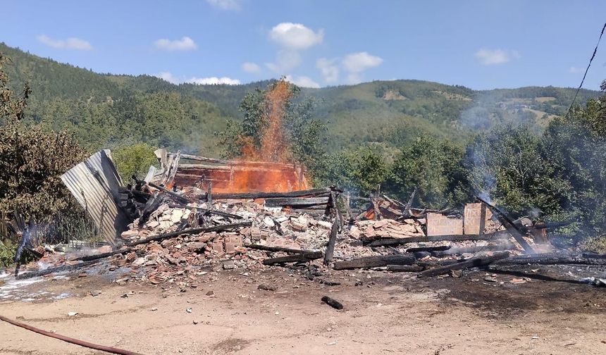 Kastamonu'da korkutan ev yangınına müdahale gecikmedi!