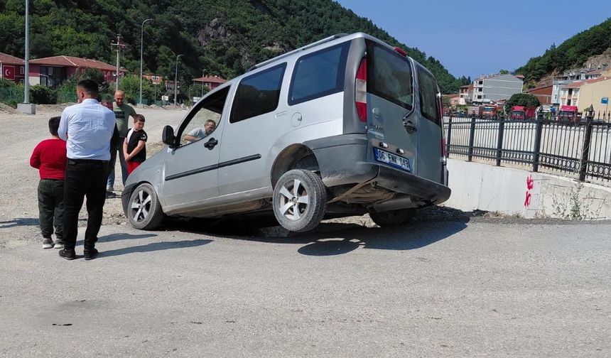 Kastamonu'da tehlikeli kaza: Araç boşluğa saplandı