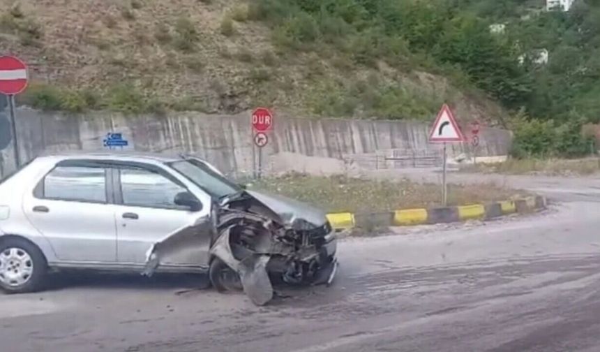 Maden kamyonu ile otomobil kavşakta çarpıştı