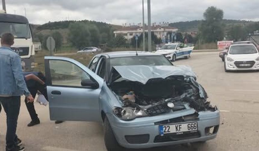 Kastamonu'da kamyon ile otomobil çarpıştı: 4 kişi yaralı