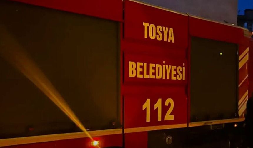 Tosya’da çatıdan yükselen duman ekipleri harekete geçirdi