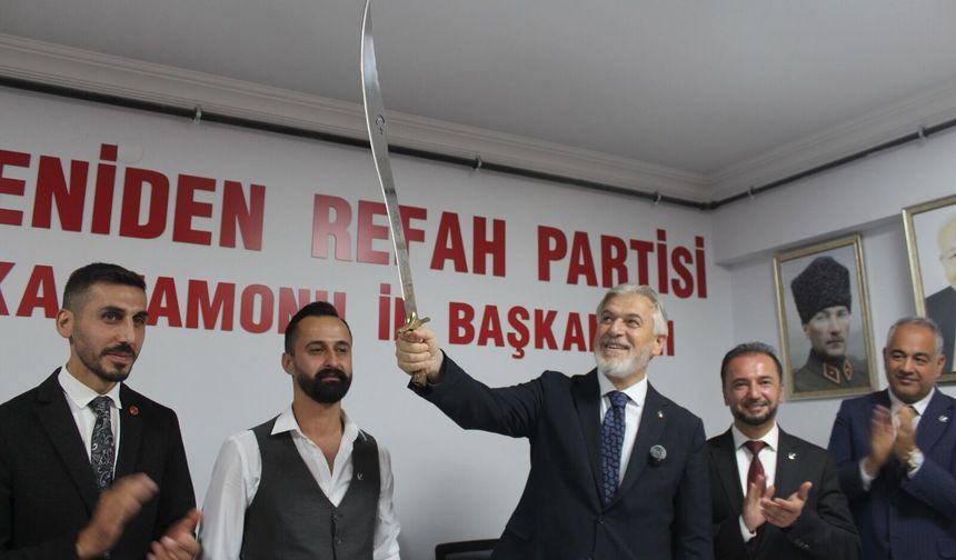 YRP Genel Sekreteri'ne Kastamonu’da Osmanlı kılıcı hediye edildi