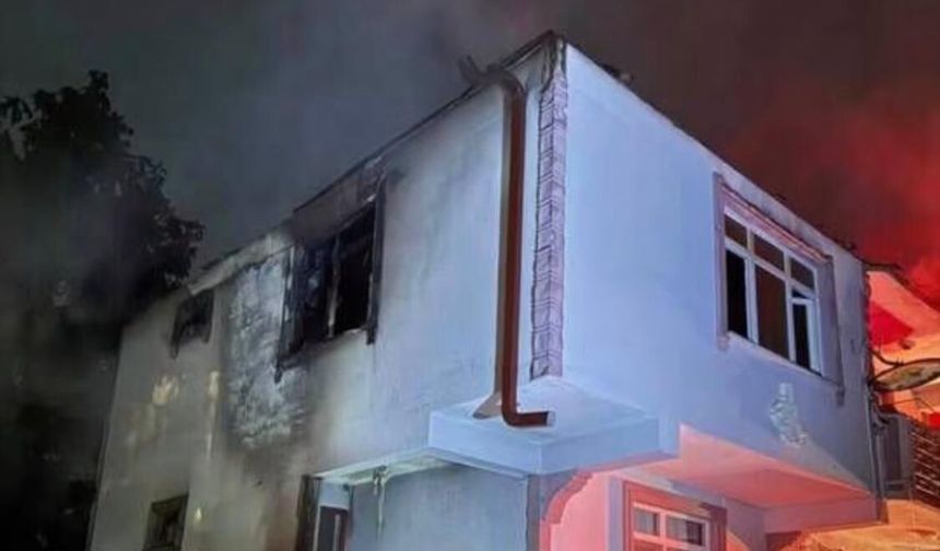 Kastamonu’da 2 ev alevlere yenildi
