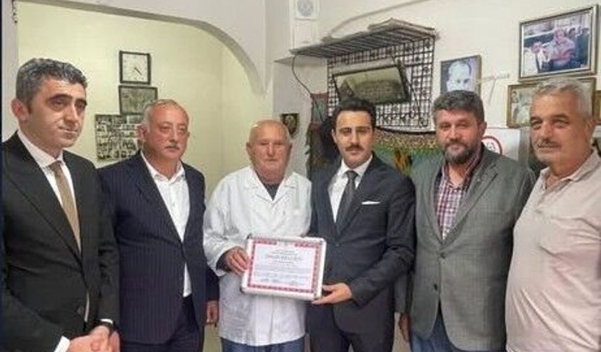 Kastamonu'nun emektar berberine onur belgesi