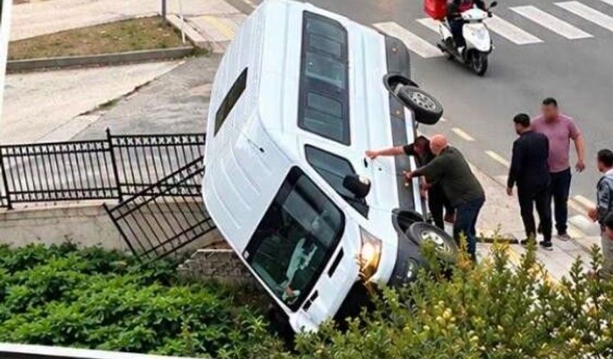 Kastamonu’da kontrolden çıkan minibüs şarampole uçtu