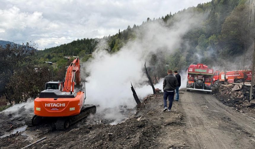 Deresökü’de yangının izleri siliniyor