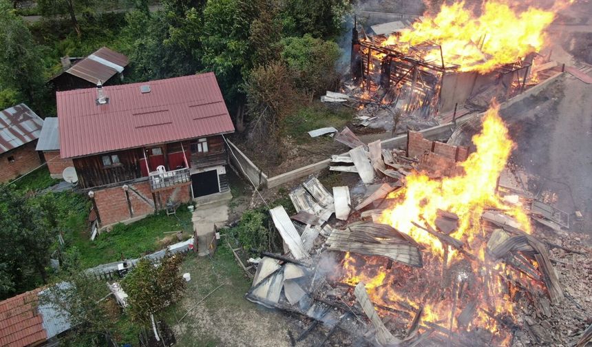 Kastamonu’da 10 evin zarar gördüğü yangın kontrol altında