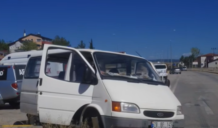 Karabük-Kastamonu yolunda iki araç çarpıştı: Yaralılar var