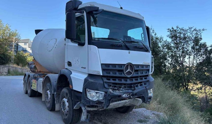 Kastamonu plakalı beton mikseri otomobili sürükledi: 1’i ağır 5 yaralı