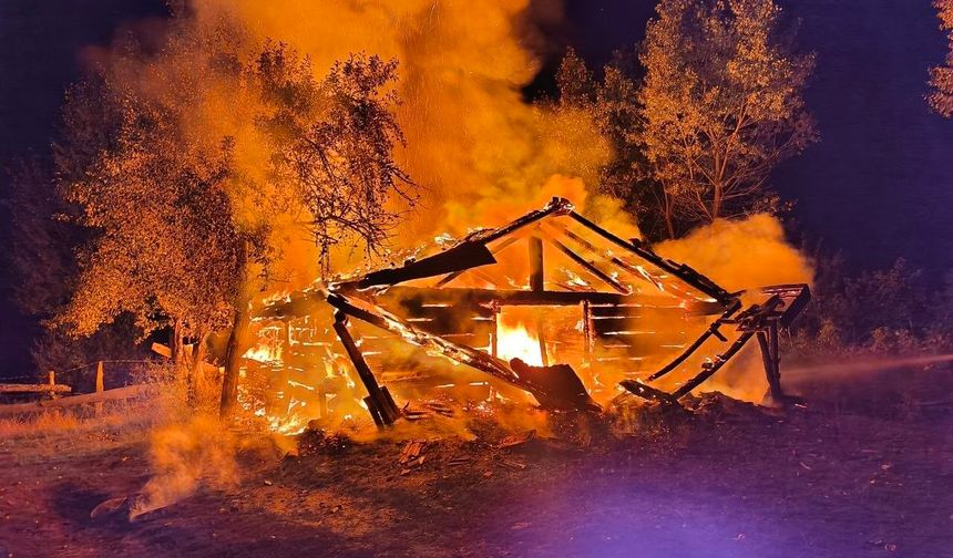 Kastamonu'da alev alev yanan samanlık küle döndü