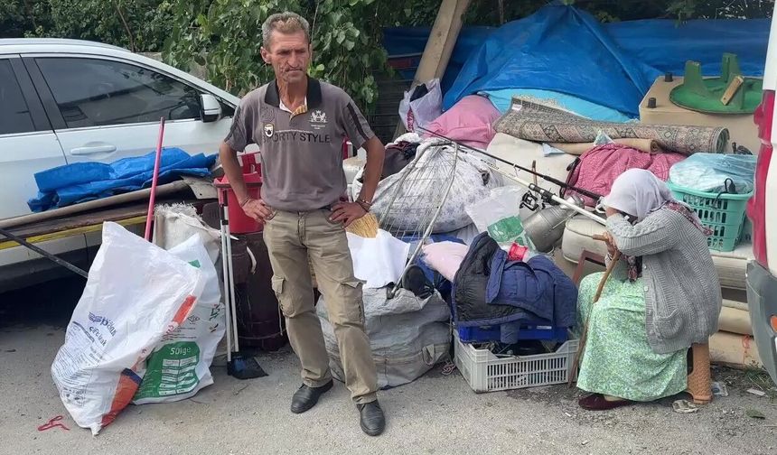 Kastamonu'da evden çıkarıldılar, eşyalarıyla otoparka sığındılar