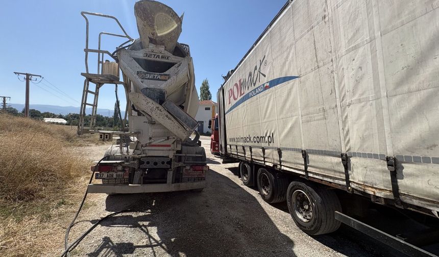 Kastamonu’da yanan tırın imdadına beton mikseri yetişti