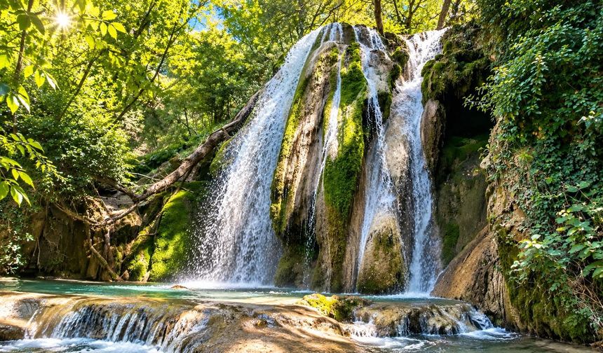 Kastamonu'nun doğa harikası Okçular Şelalesi ziyaretçi akınına uğruyor
