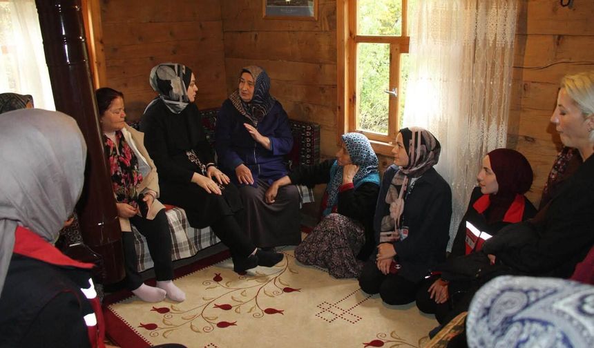 Kaymakam Uçar'ın eşinden yangınzedelere moral ziyareti
