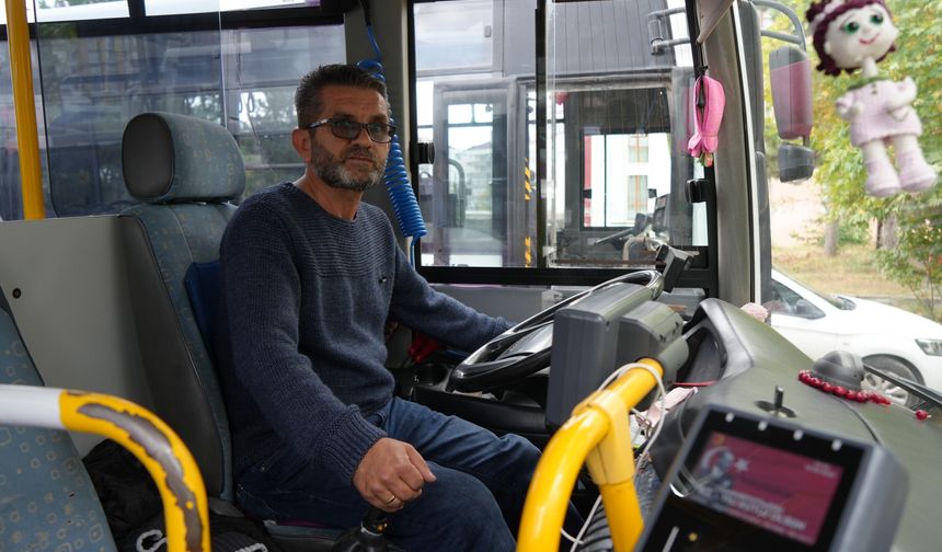 Otobüste unutulan para dolu çanta eksiksiz teslim edildi
