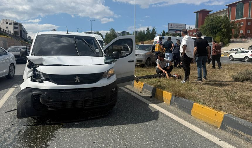 Sanayi kavşağında feci çarpışma: 3 yaralı