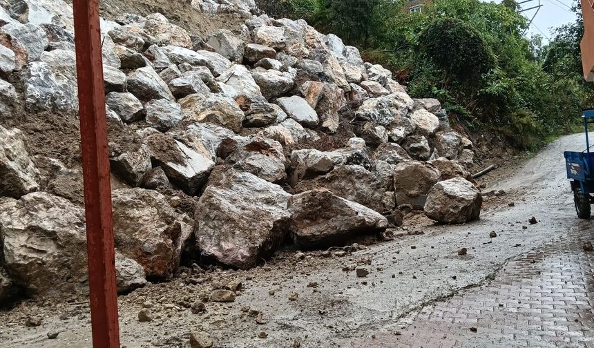 Cide’de çöken duvar yolu kapattı!